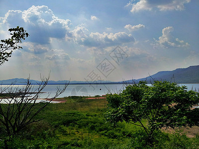 湖上阳光照耀旅游假期全景墙纸水库环境蓝色爬坡风景天空图片