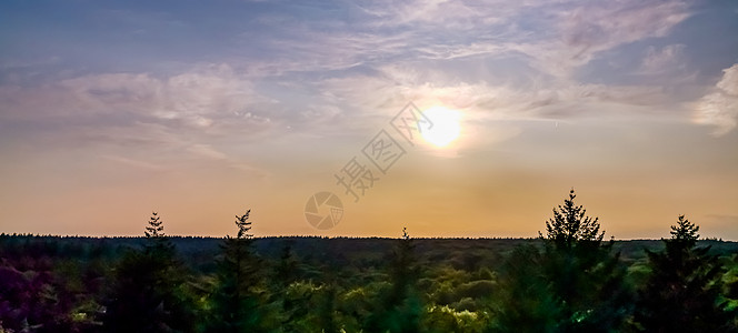 在荷兰贝多明城市公园 美丽的山脊的天空线 云彩繁丽的阳光晴天背景图片