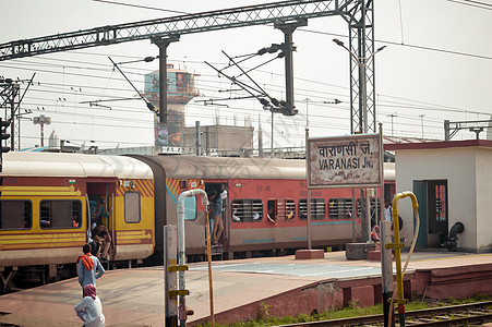 或 火车站和火车站是服务于瓦拉纳西市的主要火车站 印度北方邦 2019 年 5 月图片