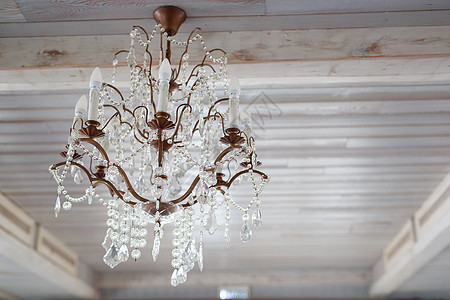 挂在木质灯天花光上的吊灯机架上水晶奢华蜡烛地面魅力房子灯泡木头金属装饰图片