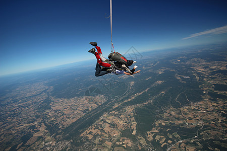 乘着降落伞跳跃在视线上方跳伞航行航班天空太阳洗礼鸟类运动图片