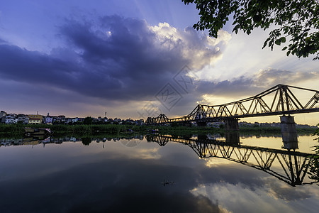 桥梁是横跨红河的第一座钢桥 由法国人 18981902 建造 以印度支那总督保罗多默尔的名字命名为多默尔红色叶子工程建筑学运输渔图片