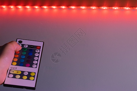 罗马尼亚布加勒斯特  232019 年 7 月 Rgb led 遥控器指向 led stri球员灯泡价值下载照明技术发射红外线褪图片