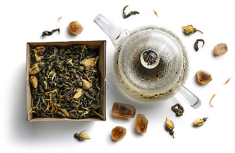 绿色茶叶 有天然口味和茶壶 白色背景的顶端风景早餐焦糖芳香香气草本植物树叶仪式饮料植物产品图片
