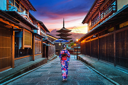 在日本京都的和Sannen Zaka街 亚洲妇女穿着日本传统和服地区景观旅游神道宝塔文化天空街道建筑城市图片