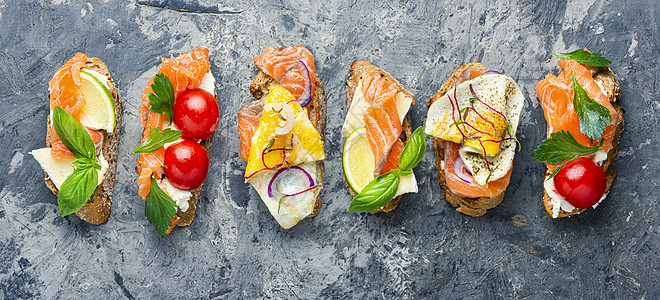 与鱼杂鱼混杂的布鲁沙塔黄瓜面包熏制黄油海鲜午餐派对鳟鱼美食餐厅图片