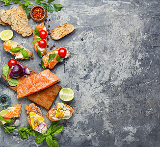 与鱼杂鱼混杂的布鲁沙塔盘子草本植物桌子鳟鱼黄油海鲜餐厅美食面包派对图片