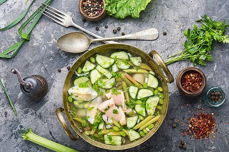 带鱼的蔬菜汤桌子黄瓜草本植物香料鱼汤饮食肉汤叶子勺子食物图片