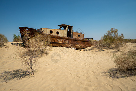 在乌兹别克斯坦附近废弃的咸海沉船建筑学蓝色旅游旅行历史性沙漠化遗产渔船海滩历史图片