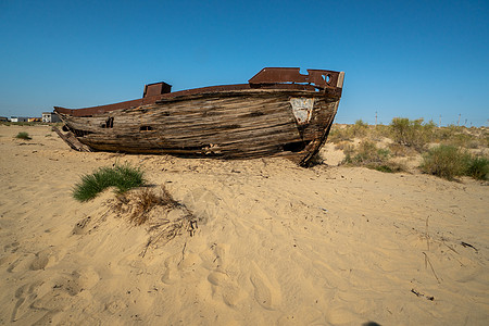 在乌兹别克斯坦附近废弃的咸海沉船历史海滩遗产机器岩石旅游海岸文化血管沙漠化图片