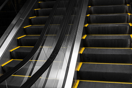 空自动扶梯用黄色条纹在楼梯上购物中心速度运输火车电梯人行道飞机场建筑城市办公室图片