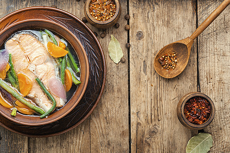 美味的鲑鱼汤食物食品海鲜蔬菜盘子肉汤香料沸腾桌子鱼片图片