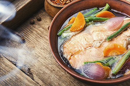 美味的鲑鱼汤食物肉汤烹饪食品蔬菜沸腾草本植物蒸汽营养乡村图片