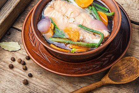 美味的鲑鱼汤营养食品盘子勺子乡村桌子沸腾饮食烹饪海鲜图片