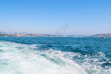 客轮渡船载人横跨Bosphorus伊斯坦布尔漂浮海洋港口海景民众航程乘客假期血管城市图片