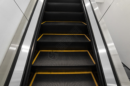 现代自动扶梯电子系统移动 自动扶梯向上移动 地面是一条直线 黑色带黄色带民众楼梯平台建筑建筑学运输运动飞机场中心技术图片