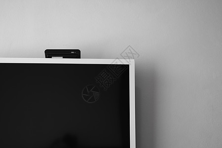 LCD或LED TV 屏幕挂在墙上 有一台电视调音机 用于室内装饰设计 舒适的家架子展示电气视频家具技术娱乐控制板小样推介会图片
