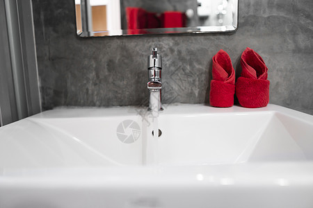 现代不锈钢水龙头的自来水在白色水槽中 与厕所内部当代相对立 奢侈和时髦的设计浴室配有混凝土风格的墙壁洗手间房间镜子龙头家具合金卫图片