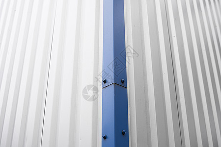 带有蓝色金属角的建筑物上的金属波纹板 工厂和工业建筑上的白色铝金属波纹屋顶或墙板屋顶床单仓库房子控制板天空建造建筑学涂层盘子图片