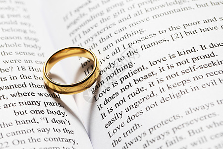 圣经上的金结婚戒指宗教纪念日阴影浪漫祝福婚姻庆典婚礼仪式珠宝图片