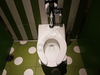 厕所里有绿色 白色的墙壁和瓷砖浴室马桶隔间地面管道摊位卫生间图片