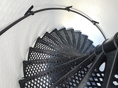灯塔中的黑铁金属螺层楼梯和白墙栏杆扶手螺旋脚步白色建筑图片