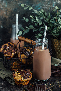 巧克力奶昔和自制松饼图片