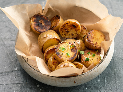 烤土豆和微绿色厨房香料小吃拼盘盘子桌子土豆平底锅食物盐渍图片