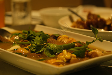 用土豆 胡萝卜和草药炖牛肉 黑背景 复制空间 侧观食物餐厅蔬菜荣耀黄瓜盘子字符美食午餐敷料图片