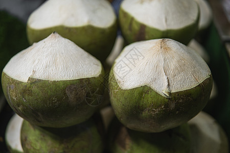 新鲜的椰子 在亚洲夜间市场茶点销售情调异国店铺棕榈热带水果蔬菜牛奶图片
