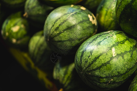 很多西瓜市场上的里普和甜美西瓜 快关门了 很多成熟的绿条纹西瓜 有机农民市场 商店营养健康圆圈团体收成甜点热带食物生产水果背景