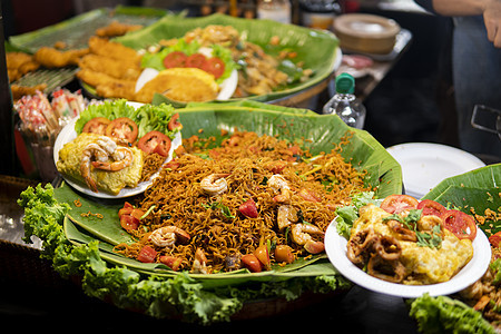 亚洲街头食品在夜间食品市场小贩烹饪美食面包盘子街道旅行文化商业午餐图片