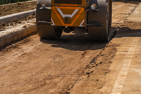 在新道路施工现场工作的压路机 在高速公路上工作的重型机械 建筑设备 道路压实装载机运输铺路蒸汽多层路面街道维修车轮压实机图片