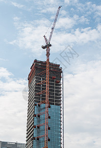 建造一座高楼大楼的建筑工地 用起重机抵挡蓝天房地产水泥框架摩天大楼公寓多层商业天空住宅工作图片
