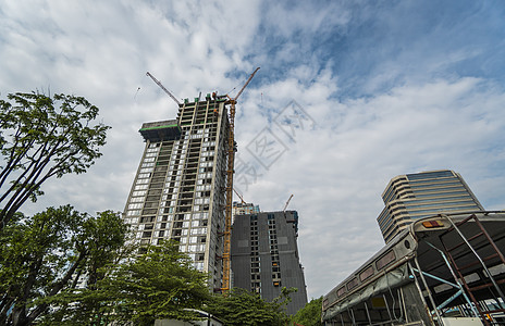 建造一座高楼大楼的建筑工地 用起重机抵挡蓝天工作工程抵押财产摩天大楼房子脚手架职场房地产水泥图片