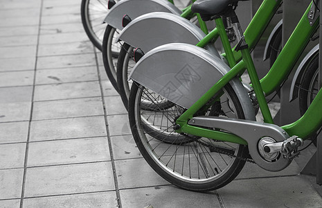 以电子支付方式环城出行的街头交通绿色混合租赁自行车在租赁网络停车场排成一列 等待骑行者进行自行车旅行团体车辆场景车轮环境街道运动图片