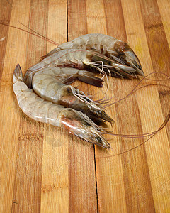 木制背景的新鲜虾或虾寿司农场美食小路脊椎动物饮食海鲜甲壳鱼片服务图片