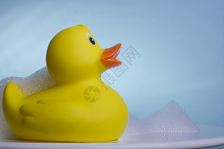 黄橡皮鸭玩具黄色肥皂小鸭子鸭子橡皮鸭乡愁蓝色背景塑料图片
