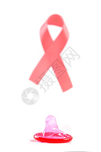 白色背景的AIDS丝带和避孕套世界癌症橡皮卷曲疾病庆典丝绸乳胶性别生活图片