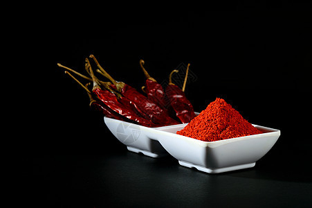 白板 黑色底底的干冷辣椒粉和红色红冷粉味道烹饪食物宏观粉末香料蔬菜胡椒面粉文化图片
