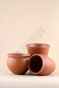 在奶油颜色背景上特写 Clay 锅手工业陶器杯子陶瓷工匠收藏手工厨房乡村餐具图片