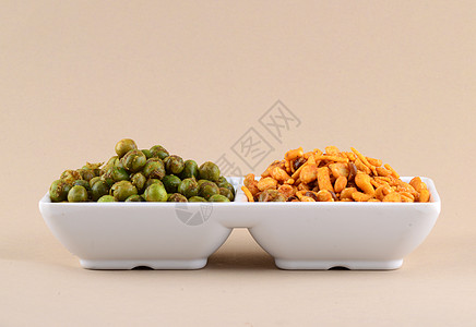 印度零食 混合和粉烤炒青豆在白色盘子里混合物食物聊天蔬菜布甲油炸脉冲扁豆粮食程度图片