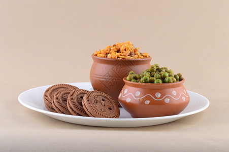 印度零食 混血 饼干和炒青豆在盘子里粮食胡椒蔬菜油炸程度脉冲食物坚果混合物奶油图片
