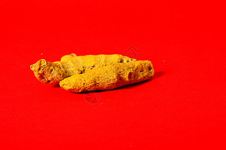 红色背景上的黄突变柱香料热带宏观情调调味品烹饪药品异国食物草本植物图片