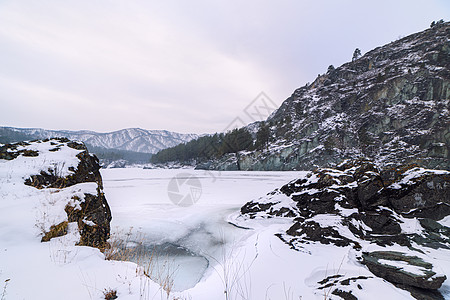 冰雪高山和山河的景象旅行天空树木旅游全景岩石反射山脉蓝色森林图片