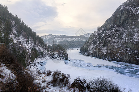 冰雪高山和山河的景象山脉树木旅行蓝色反射天空森林岩石全景旅游图片