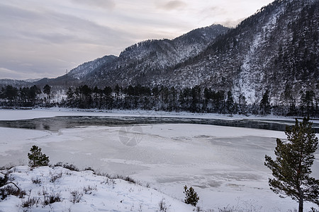 冰雪高山和山河的景象旅游山脉反射森林岩石树木天空旅行全景蓝色图片