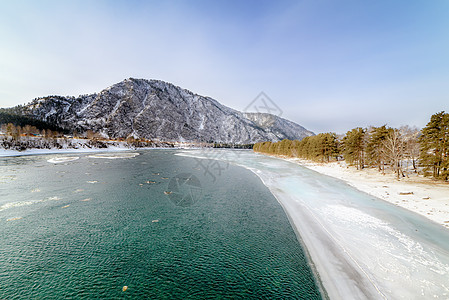 冰雪高山和山河的景象岩石树木反射森林蓝色全景天空旅行山脉旅游图片
