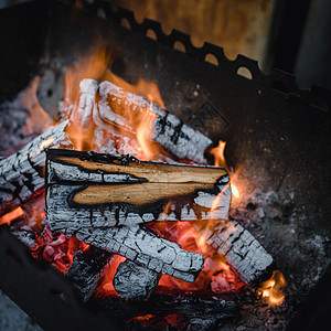 在一个古老的黑暗烧烤木柴中点燃篝火 在黑暗阴沉的色彩中烹饪木炭活力煤炭余烬烤箱危险橙子火炉日志图片