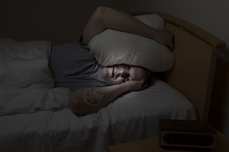 患有睡眠问题的成年男子图片